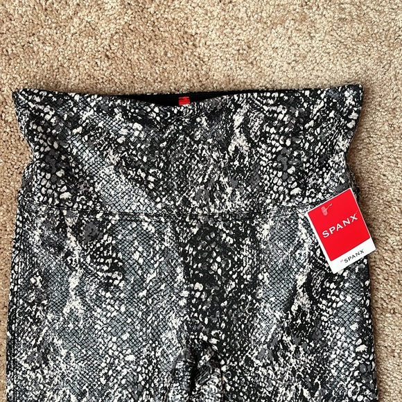 NWT Spanx Faux Leather Snake Shine Leggings - Picture 2 of 7